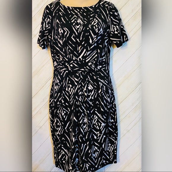 Roz & Ali Dresses & Skirts - Black and white dress